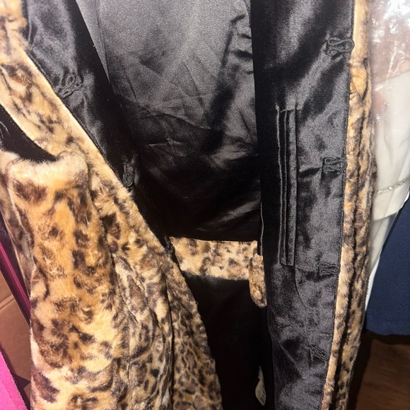 Alice + Olivia Leopard Print Faux Fur Vest - Picture 5 of 7